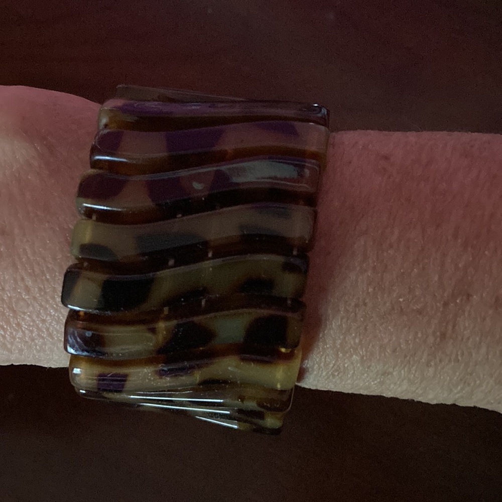 Tortoise Stretch Bracelet - Picture 3 of 4